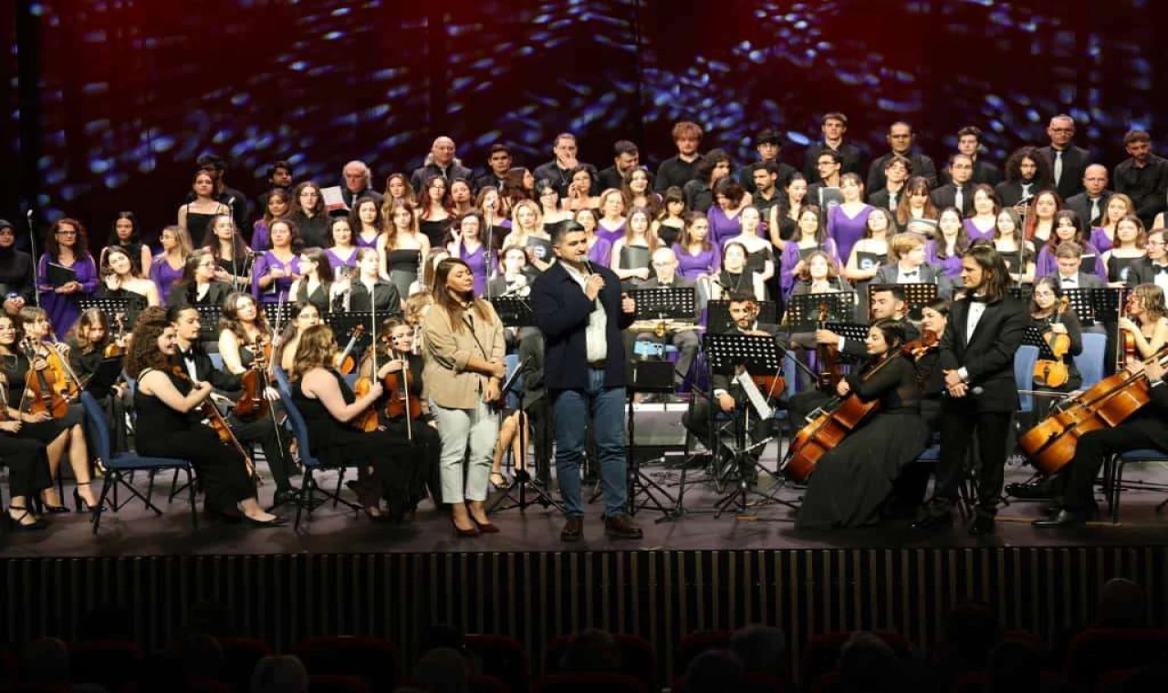 Ataşehir’de Cumhuriyet Konseri: 140 Müzisyen Tek Sahneye Çıktı