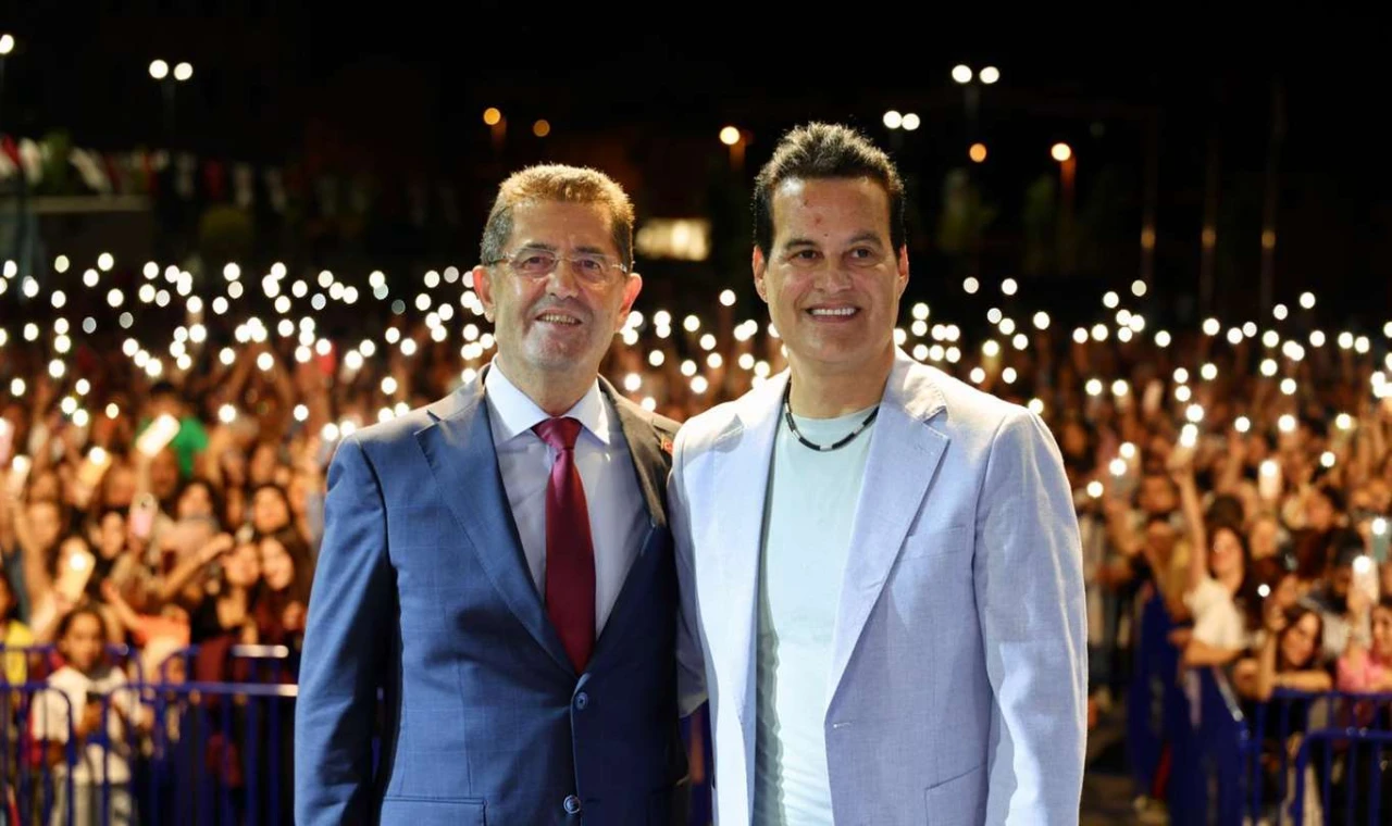 Zafer Bayramı Coşkusu Hakan Peker Konseriyle Taçlandı