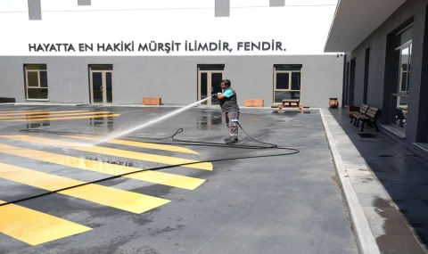Okullarda Temizlik ve Bakım Çalışmaları Sürüyor