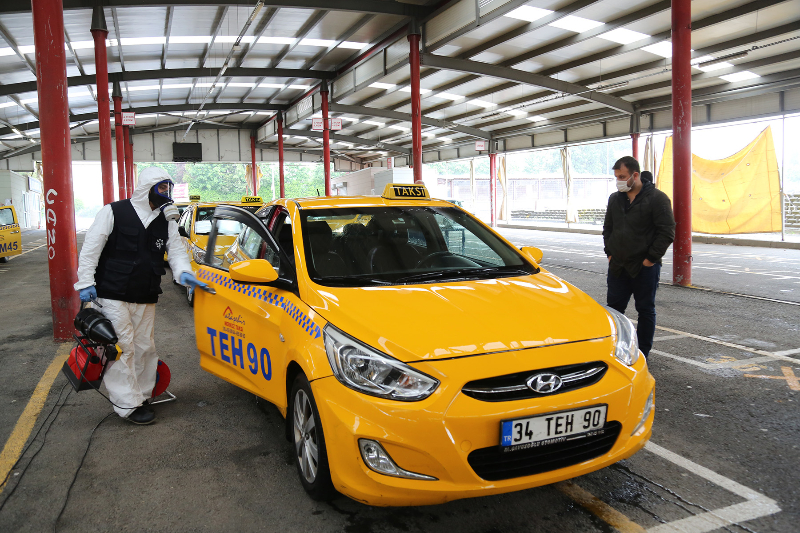 Ataşehir'de Taksi ve Minibüsler Haftalık Dezenfekte Ediliyor