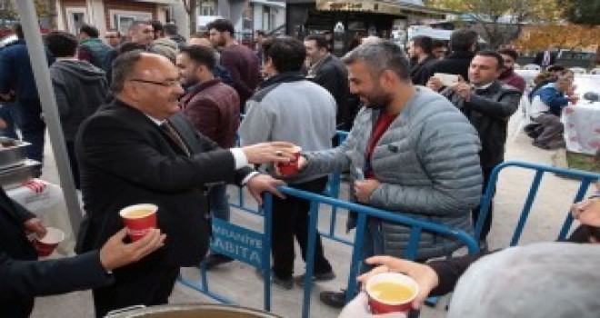 Başkan Hasan Can, Cuma Namazı Sonrasında Vatandaşlara Çorba İkram Etti