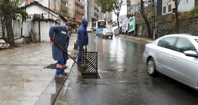 Ekipler, yağmur çamur demeden çalışıyor