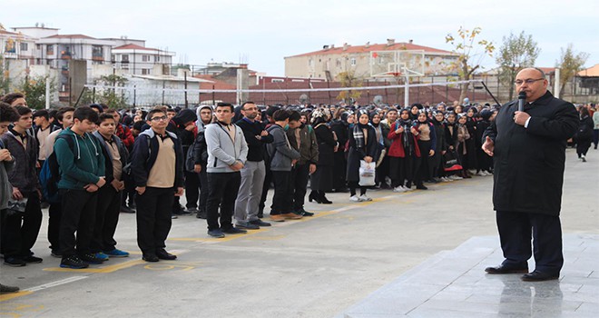 Başkan Hasan Can Haftanın İlk Gününde Bayrak Töreninde Öğrencilerle Buluştu