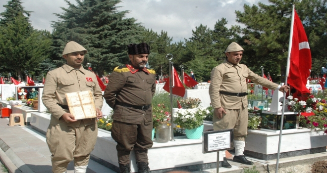 Şehit Tümgeneral Aydoğan Aydının Mezarı Başında Nöbet