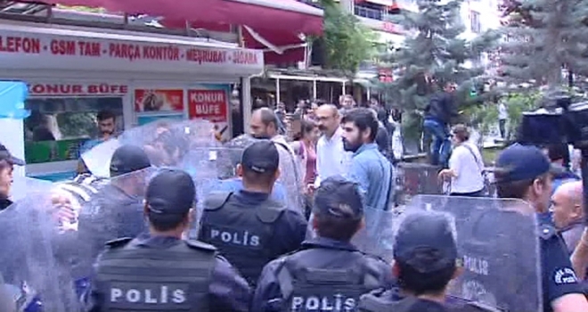 Ankarada İzinsiz Eyleme Polis Müdahalesi