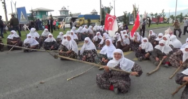 Teyzeler Karayolunu Trafiğe Kapattı