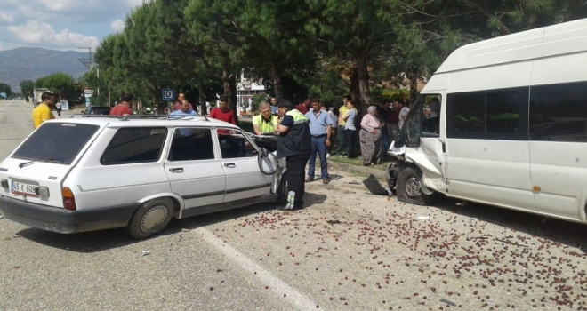 Otomobil Park Halindeki Minibüse Çarptı: 1 Ölü