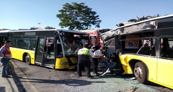 Metrobüsler Kafa Kafaya Çarpıştı: 3Ü Ağır 29 Yaralı