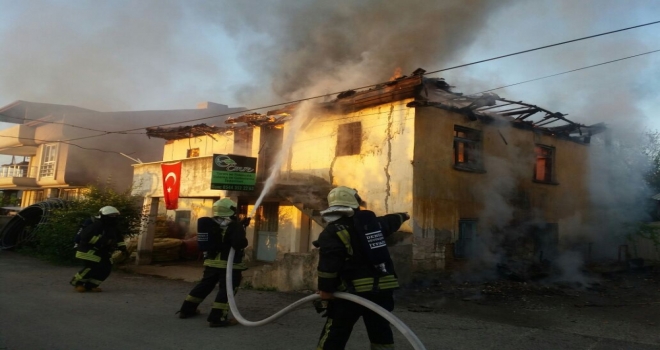 İki Katlı Bina Kullanılamaz Hale Geldi