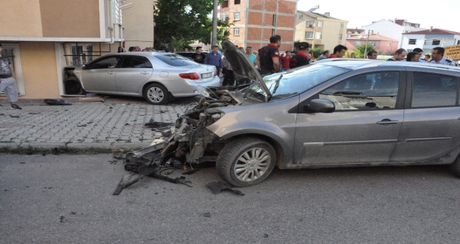 Kaza Yapan Araçlardan Biri Eve Çarparak Durabildi: 4 Yaralı