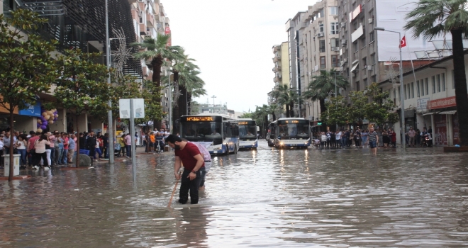 Yollar Göle Döndü, İş Yerlerini Su Bastı