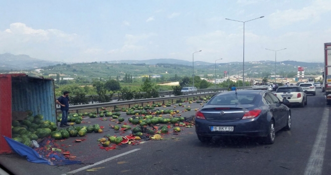 Kamyon Yan Yattı, Karpuzlar Yola Saçıldı