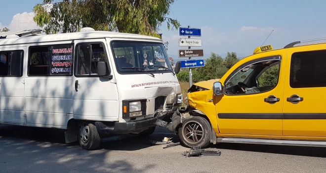 Yolcu Minibüsü İle Ticari Taksi Çarpıştı: 6 Yaralı