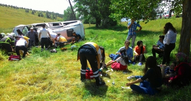 Minibüs Şarampole Yuvarlandı: 10 Ölü