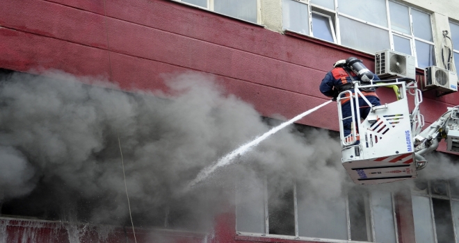 İstanbulda İplik Dokuma Fabrikasında Yangın