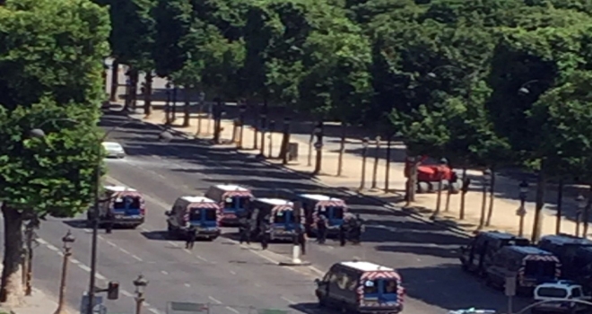 Pariste Arabasını Polis Aracının Üzerine Süren Şahıs Öldürüldü