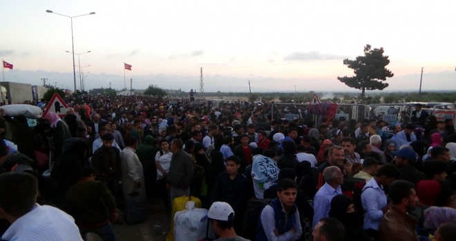 Binlerce Suriyeli Ülkelerine Gitmek İçin Geceden Kuyruğa Girdi