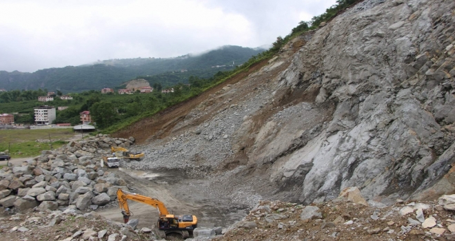 Dağları Delip Taşı Çıkartıyor, Yurt Dışına İhraç Ediyor