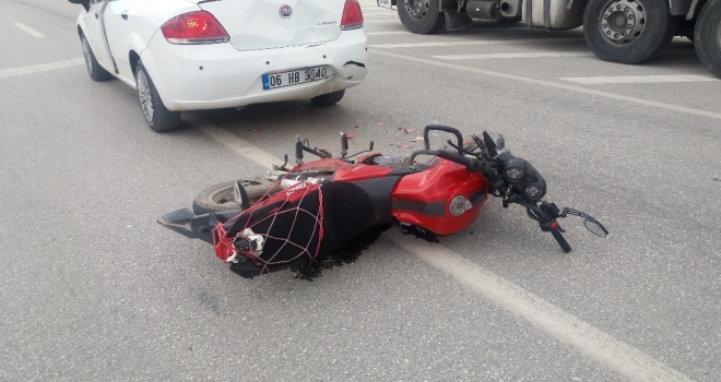 Otomobille Çarpışan Motosikletli Yaralandı