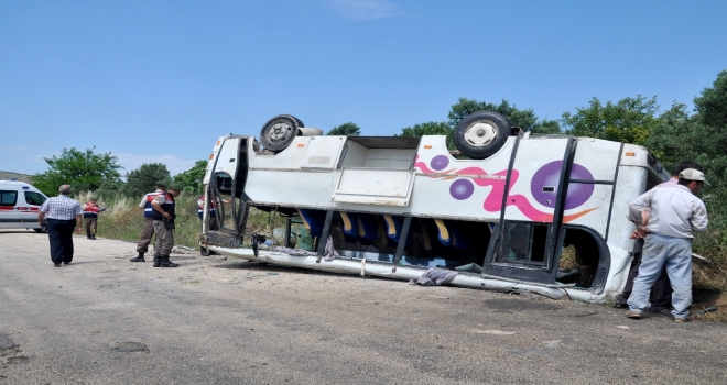 Otobüs Tarlaya Yuvarlandı: 25 Yaralı