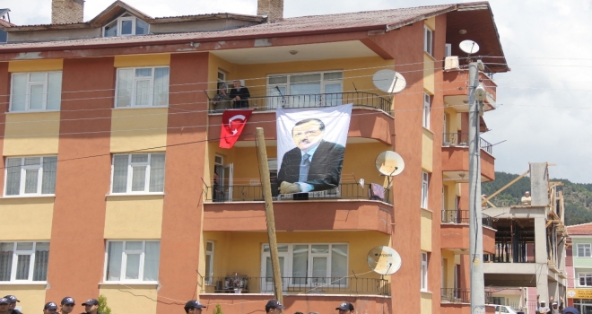 Kılıçdaroğluna Rabia İşaretli Karşılama