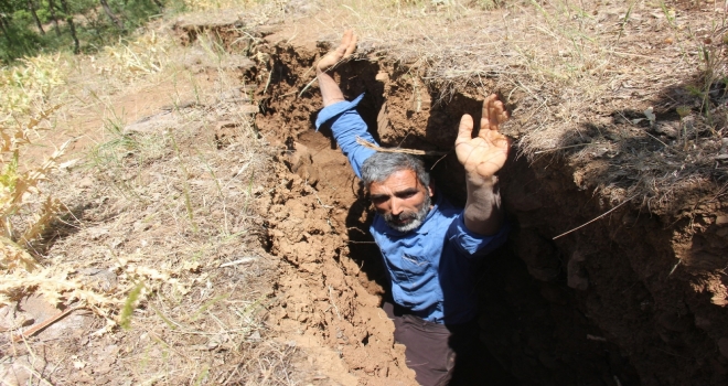 Bingölde İnsan Boyunda Esrarengiz Yarıklar