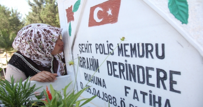 Şehit Oğlunun Bayramını Mezarı Bağında Kutladı