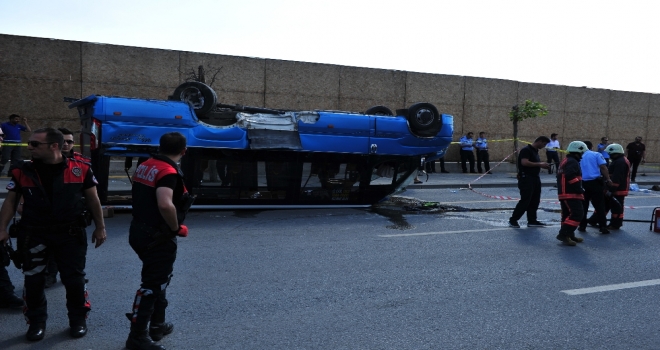 Ankarada Otomobil Dolmuşla Çarpıştı: 17 Yaralı