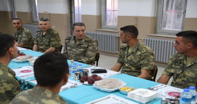 Genelkurmay Başkanı Akar, Eruhta Askerlerle İftar Yaptı