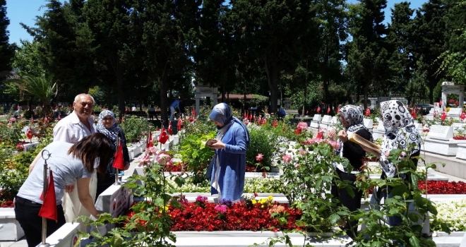 Edirnekapı Şehitliğine Ziyaretçi Akını