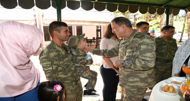 Orgeneral Akar Siirtte Asker Ve Güvenlik Korucularıyla Bayramlaştı