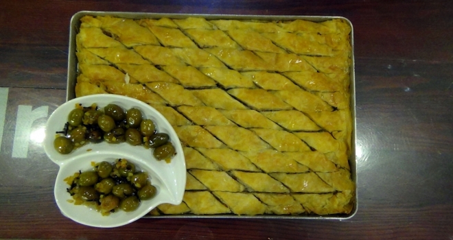 Bu Da Zeytinli Baklava