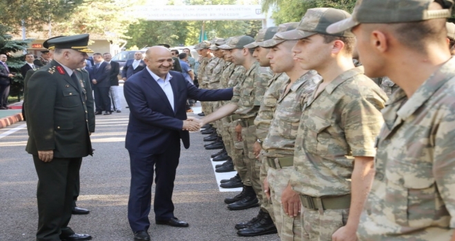 Bakan Işık Askerlerle Bayramlaştı