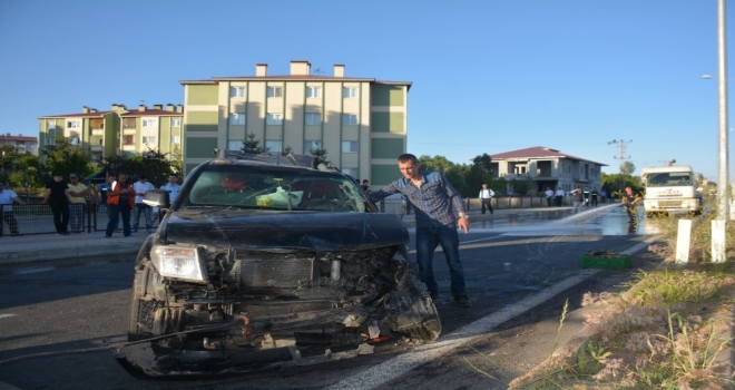 Otomobille Kamyonet Çarpıştı: 6 Yaralı