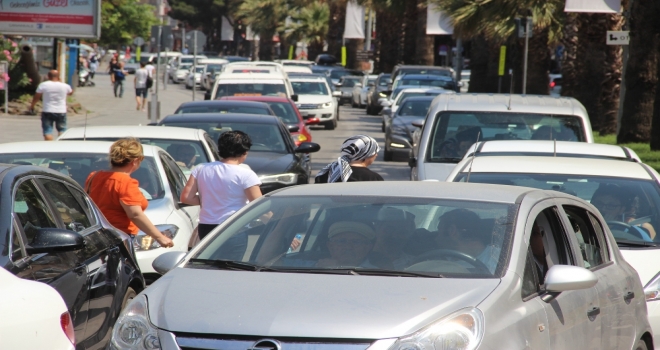 Bayram Sonrası Araç Kuyruğu Devam Ediyor