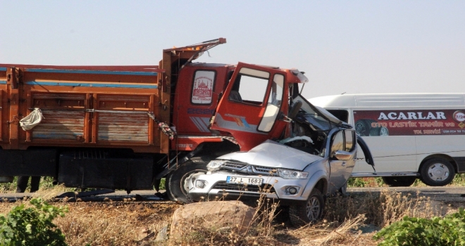 Askeri Araçla Kamyon Çarpıştı: 1 Şehit, 5 Yaralı