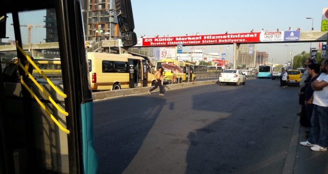 İstanbulda Palalı Genç Paniğe Yol Açtı