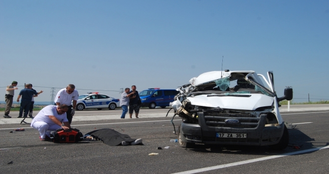 Tıra Çarpan Kamyonet Hurdaya Döndü: 1 Ölü, 1 Yaralı