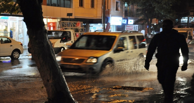 Karsı Dolu Ve Yağmur Vurdu