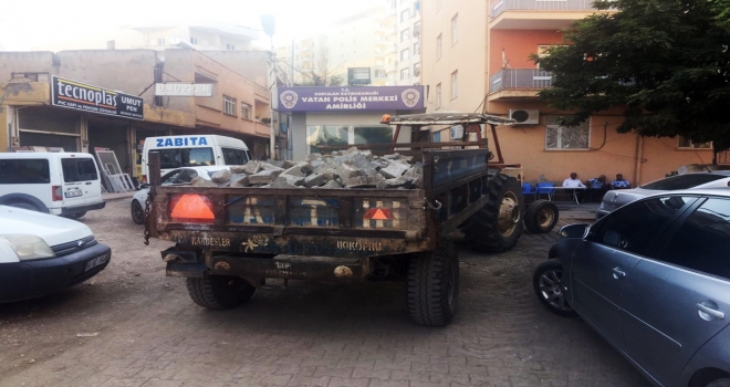 Hırsızlar Bunu Da Yaptı, Parke Taşlarını Çaldı !