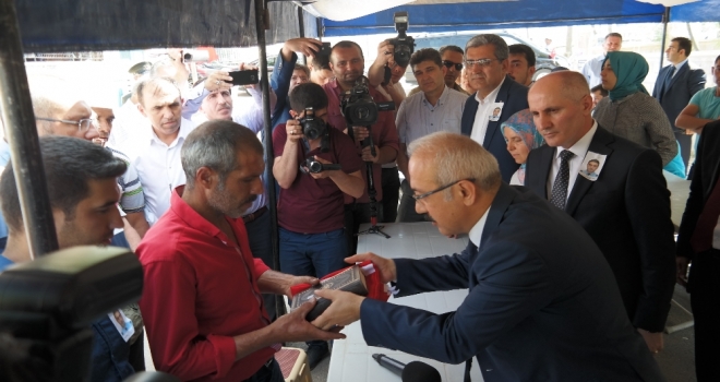 Bakan Elvandan Şehit Ailelerine Taziye Ziyareti