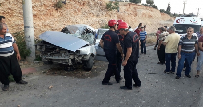 Otomobil Elektrik Direğine Çarptı: 1 Ölü, 4 Yaralı