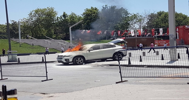 Taksimde Panik Anları: Lüks Cip Alev Alev Yandı