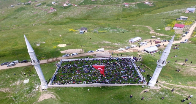 Bu Caminin Ne Kubbesi Ne Çatısı Var