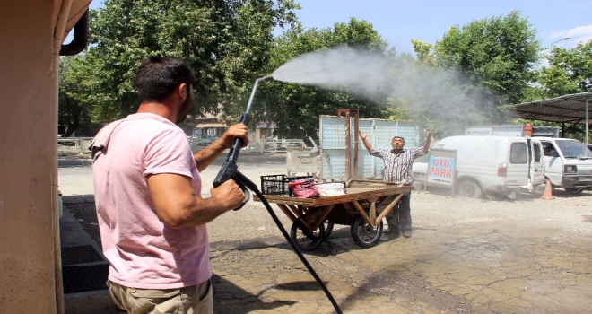 Oto Yıkamacıdan Vatandaşlara Serinletme Hizmeti