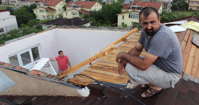 Bir Anda Yataktan Fırladılar: O Anda Çatıları Yoktu