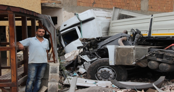 Asitli Yüklü Tanker Tıra Çarptı, Faciadan Dönüldü: 2 Yaralı