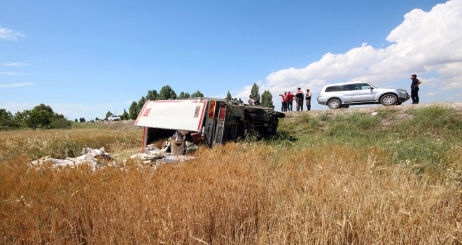 Yemek Kamyoneti Devrildi: 1 Ölü, 4 Yaralı