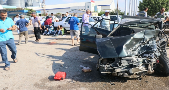 Otomobiller Kafa Kafaya Çarpıştı: 2Si Çocuk 10 Yaralı