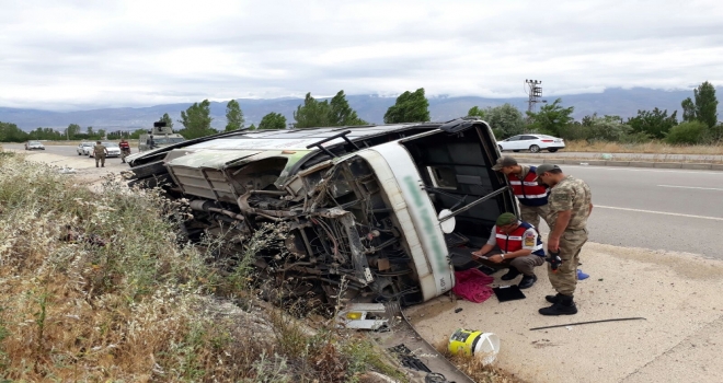 Erzincanda İşçi Minibüsü Devrildi: 19 Yaralı